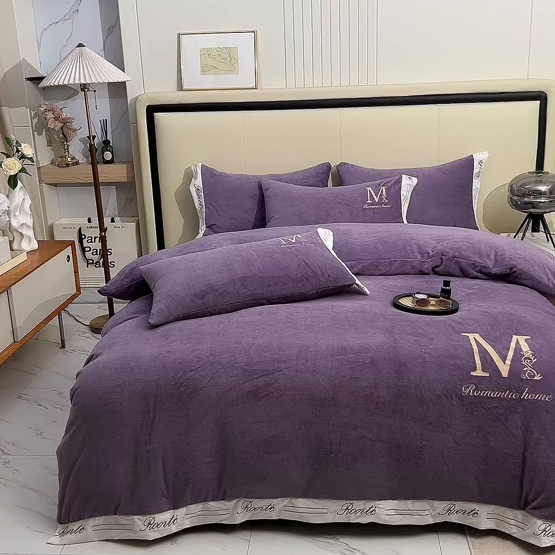 91家纺网 家纺一手货源 找家纺 大米家居 2025新款宽边刺绣牛奶绒四件套-罗曼蒂克系列 罗曼蒂克-暮山紫