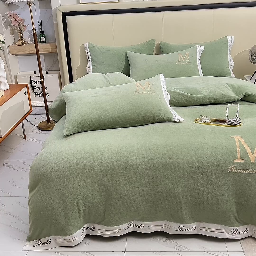 91家纺网 家纺一手货源 找家纺 大米家居 2025新款宽边刺绣牛奶绒四件套-罗曼蒂克系列 罗曼蒂克-莫兰迪绿