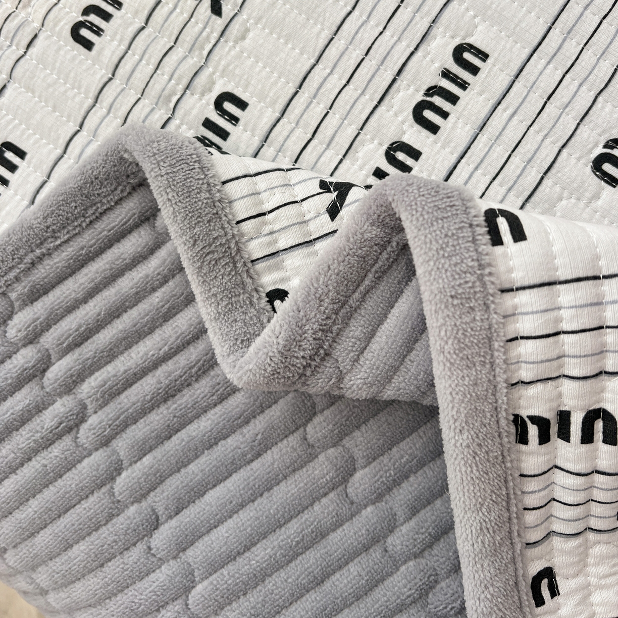 91家纺网 家纺一手货源 找家纺 恒尚居 2026新款A双层纱B牛奶绒床盖双面两用夹棉床单学生床垫床褥子 miu miu【A双层纱-B牛奶绒】