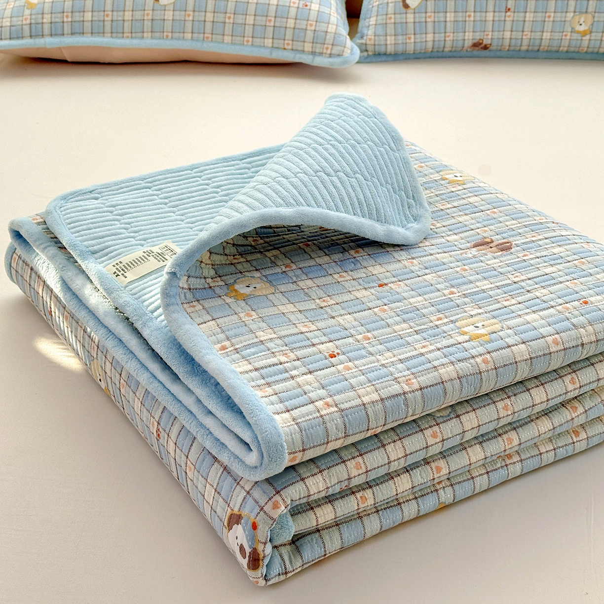 91家纺网 家纺一手货源 找家纺 恒尚居 2026新款A双层纱B牛奶绒床盖双面两用夹棉床单学生床垫床褥子 爱心狗【A双层纱-B牛奶绒】