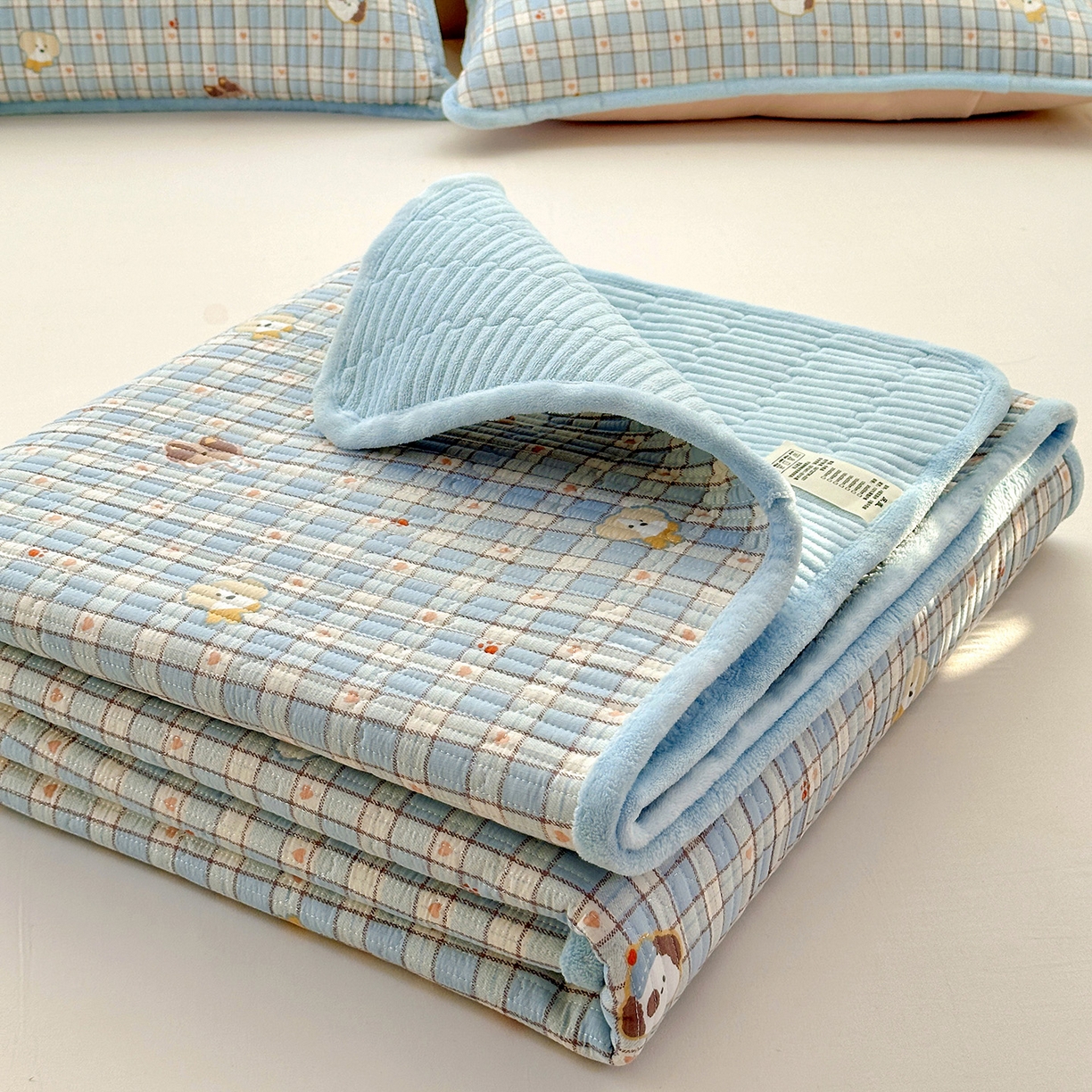 91家纺网 家纺一手货源 找家纺 恒尚居 2026新款A双层纱B牛奶绒床盖双面两用夹棉床单学生床垫床褥子 爱心狗【A双层纱-B牛奶绒】