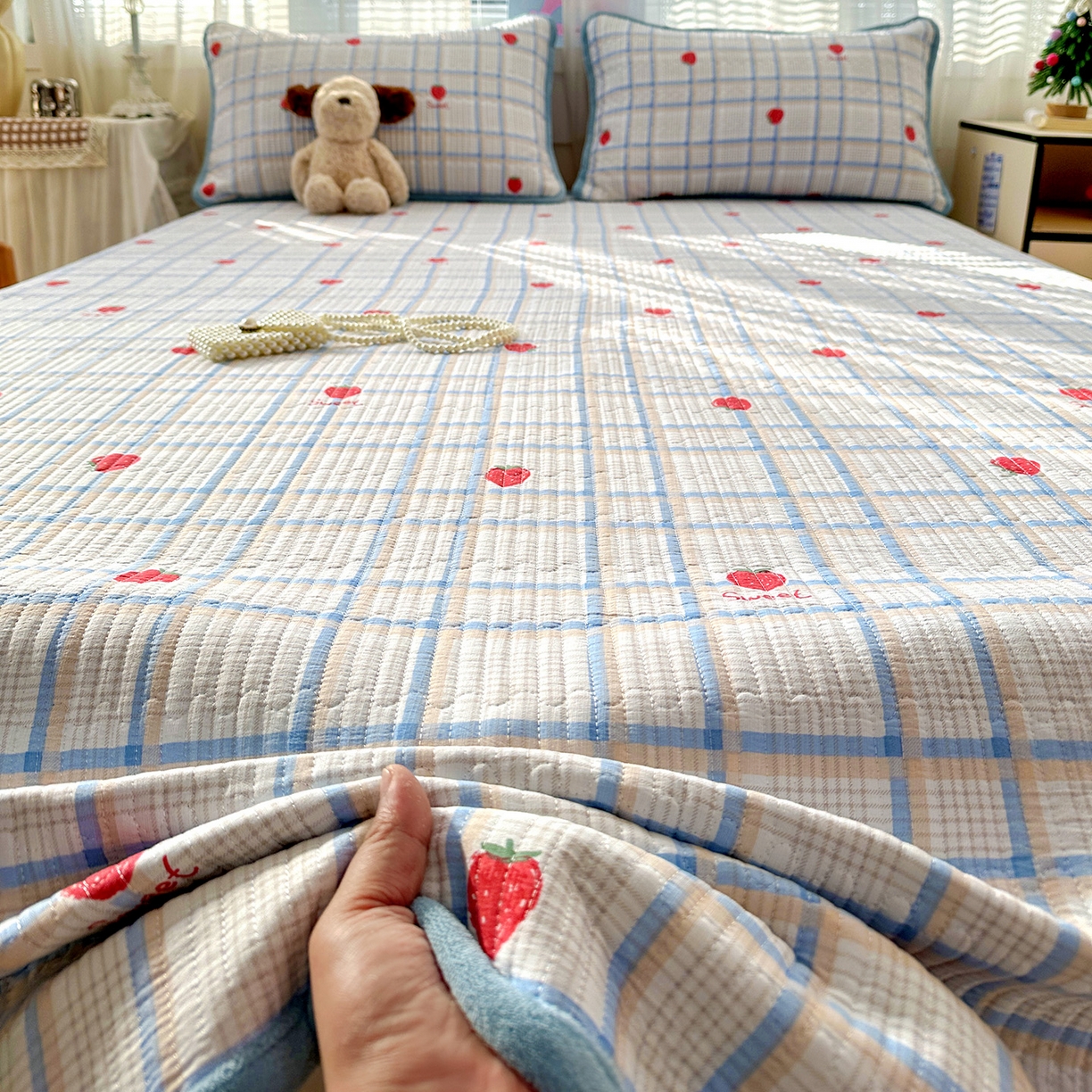 91家纺网 家纺一手货源 找家纺 恒尚居 2026新款A双层纱B牛奶绒床盖双面两用夹棉床单学生床垫床褥子 草莓格【A双层纱-B牛奶绒】