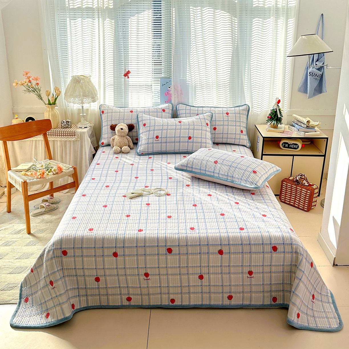 91家纺网 家纺一手货源 找家纺 恒尚居 2026新款A双层纱B牛奶绒床盖双面两用夹棉床单学生床垫床褥子 草莓格【A双层纱-B牛奶绒】