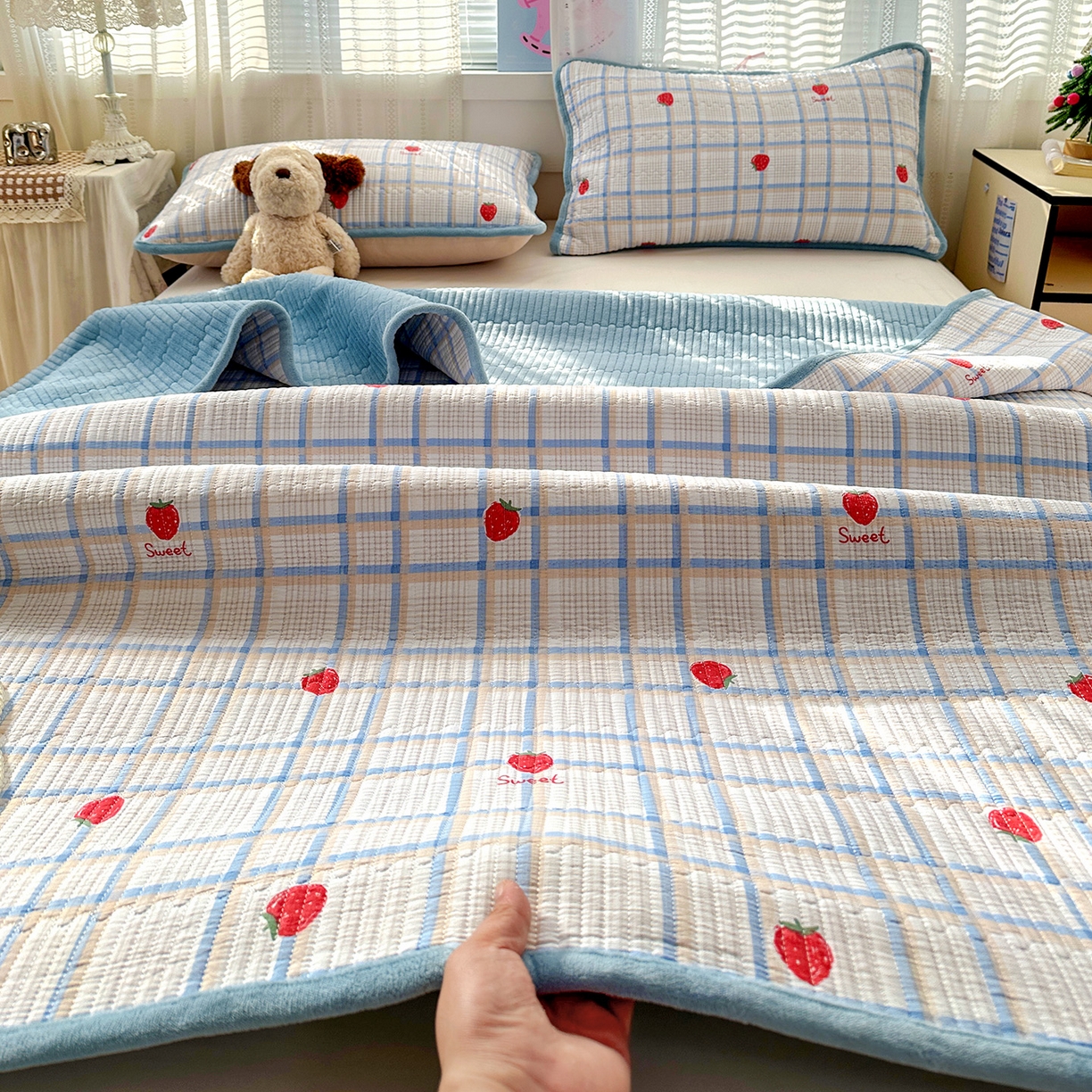 91家纺网 家纺一手货源 找家纺 恒尚居 2026新款A双层纱B牛奶绒床盖双面两用夹棉床单学生床垫床褥子 草莓格【A双层纱-B牛奶绒】