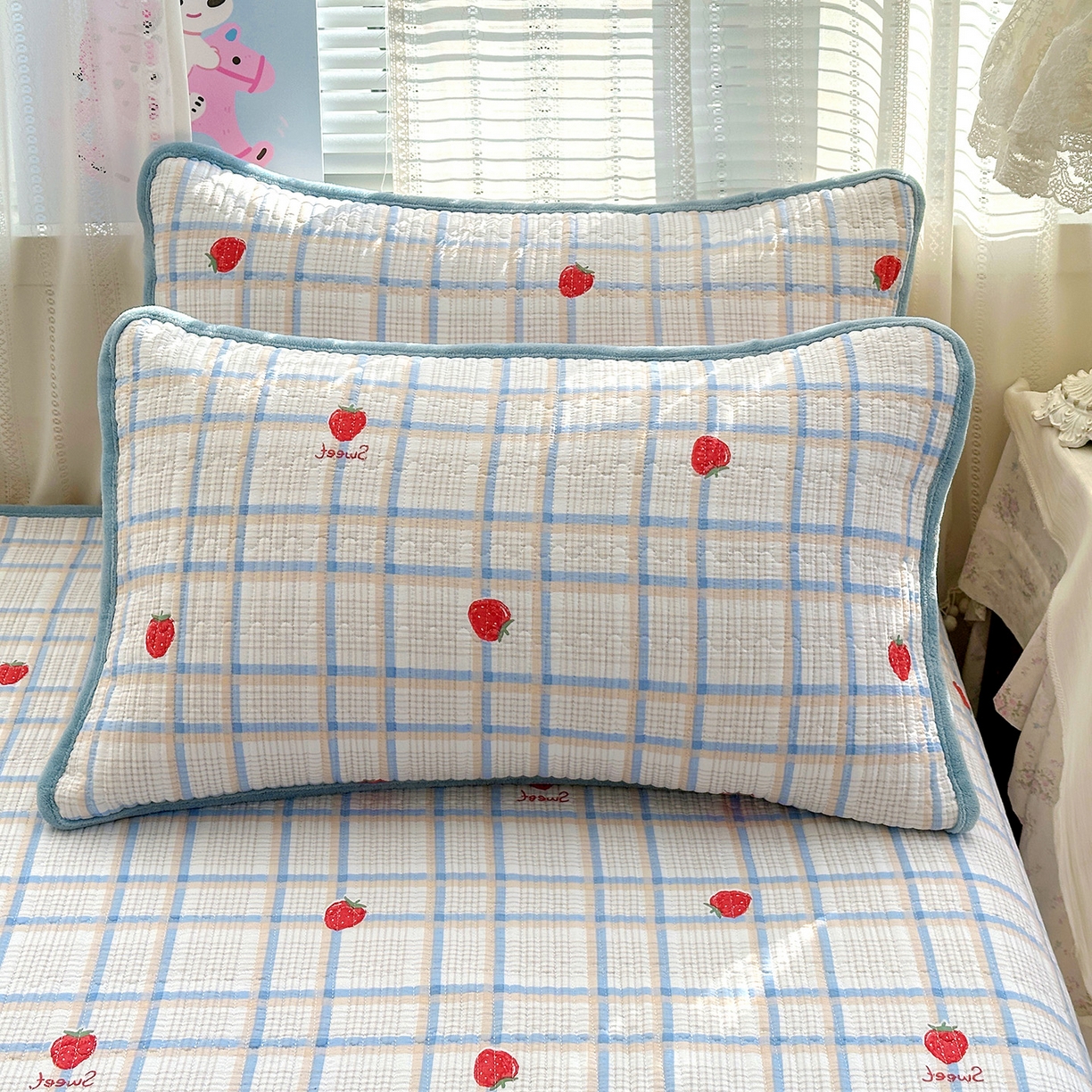 91家纺网 家纺一手货源 找家纺 恒尚居 2026新款A双层纱B牛奶绒床盖双面两用夹棉床单学生床垫床褥子 草莓格【A双层纱-B牛奶绒】