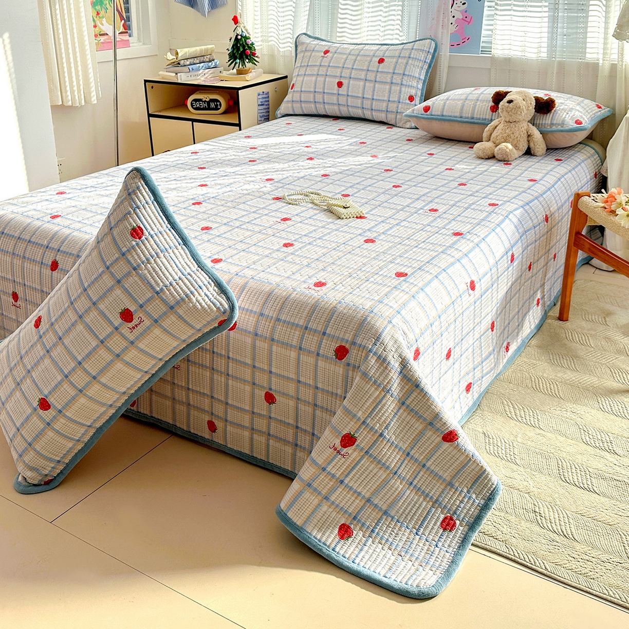 91家纺网 家纺一手货源 找家纺 恒尚居 2026新款A双层纱B牛奶绒床盖双面两用夹棉床单学生床垫床褥子 草莓格【A双层纱-B牛奶绒】