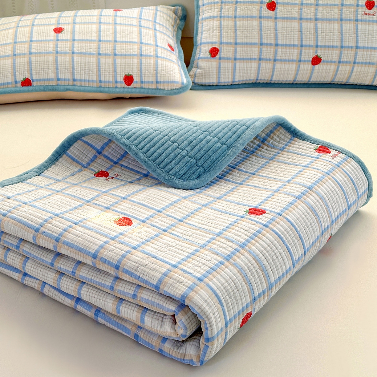 91家纺网 家纺一手货源 找家纺 恒尚居 2026新款A双层纱B牛奶绒床盖双面两用夹棉床单学生床垫床褥子 草莓格【A双层纱-B牛奶绒】