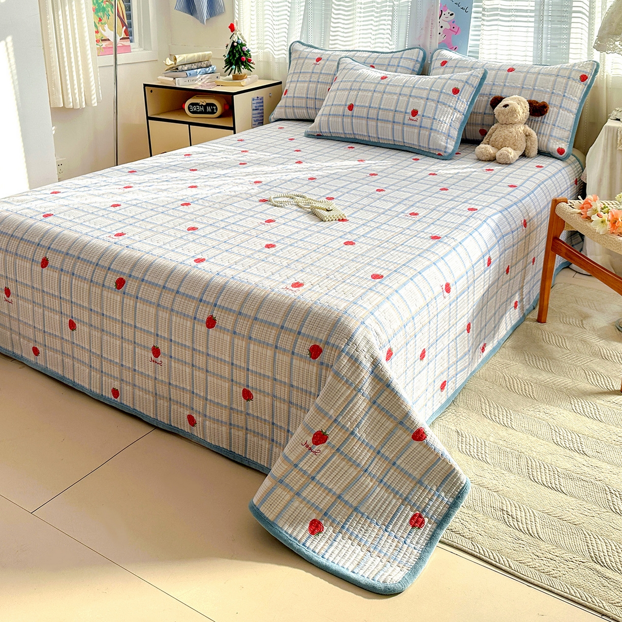 91家纺网 家纺一手货源 找家纺 恒尚居 2026新款A双层纱B牛奶绒床盖双面两用夹棉床单学生床垫床褥子 草莓格【A双层纱-B牛奶绒】