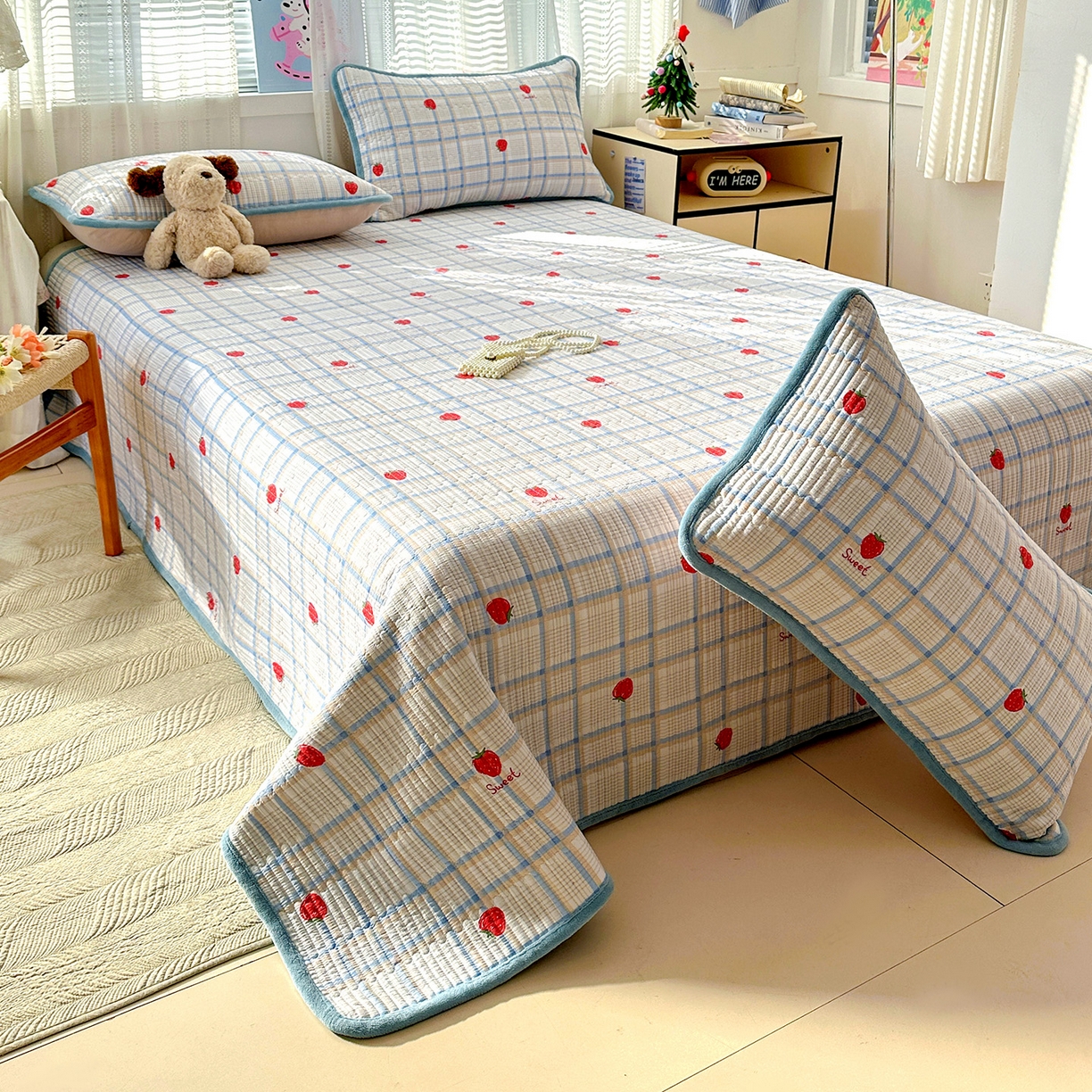 91家纺网 家纺一手货源 找家纺 恒尚居 2026新款A双层纱B牛奶绒床盖双面两用夹棉床单学生床垫床褥子 草莓格【A双层纱-B牛奶绒】