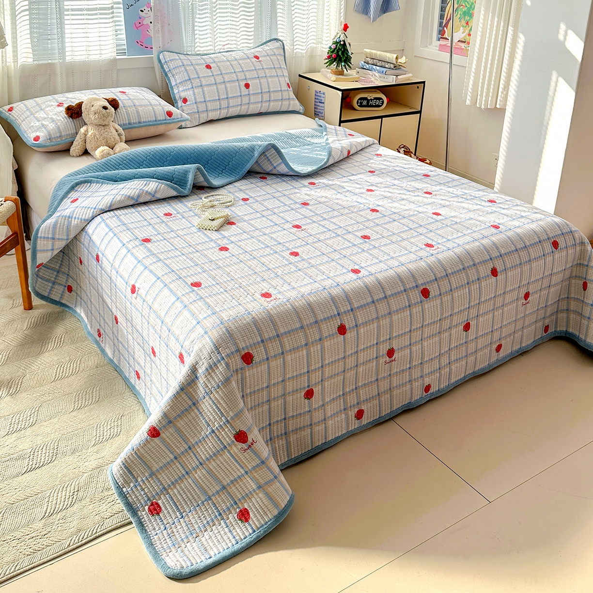 91家纺网 家纺一手货源 找家纺 恒尚居 2026新款A双层纱B牛奶绒床盖双面两用夹棉床单学生床垫床褥子 草莓格【A双层纱-B牛奶绒】