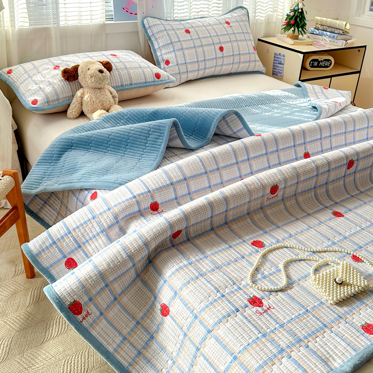 91家纺网 家纺一手货源 找家纺 恒尚居 2026新款A双层纱B牛奶绒床盖双面两用夹棉床单学生床垫床褥子 草莓格【A双层纱-B牛奶绒】