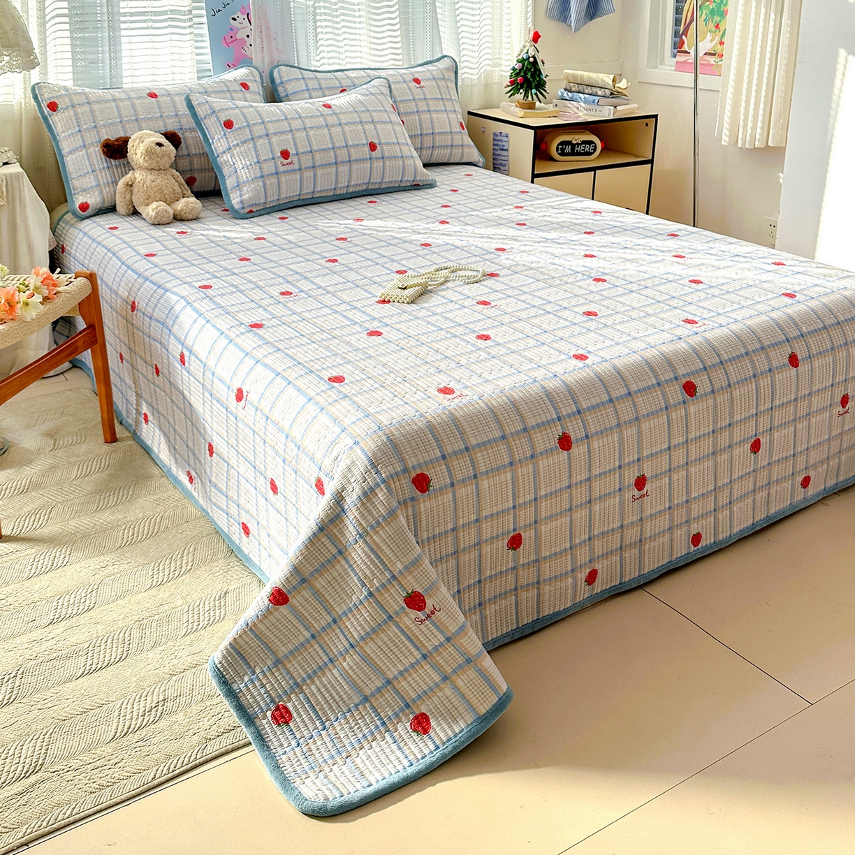 91家纺网 家纺一手货源 找家纺 恒尚居 2026新款A双层纱B牛奶绒床盖双面两用夹棉床单学生床垫床褥子 草莓格【A双层纱-B牛奶绒】