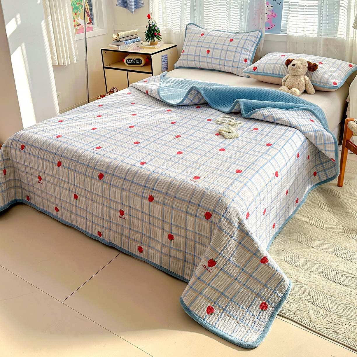 91家纺网 家纺一手货源 找家纺 恒尚居 2026新款A双层纱B牛奶绒床盖双面两用夹棉床单学生床垫床褥子 草莓格【A双层纱-B牛奶绒】