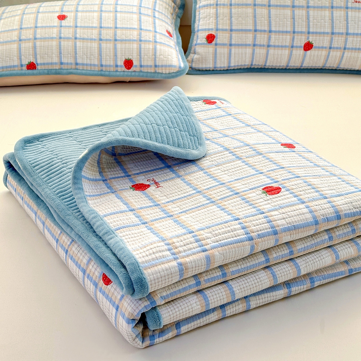 91家纺网 家纺一手货源 找家纺 恒尚居 2026新款A双层纱B牛奶绒床盖双面两用夹棉床单学生床垫床褥子 草莓格【A双层纱-B牛奶绒】