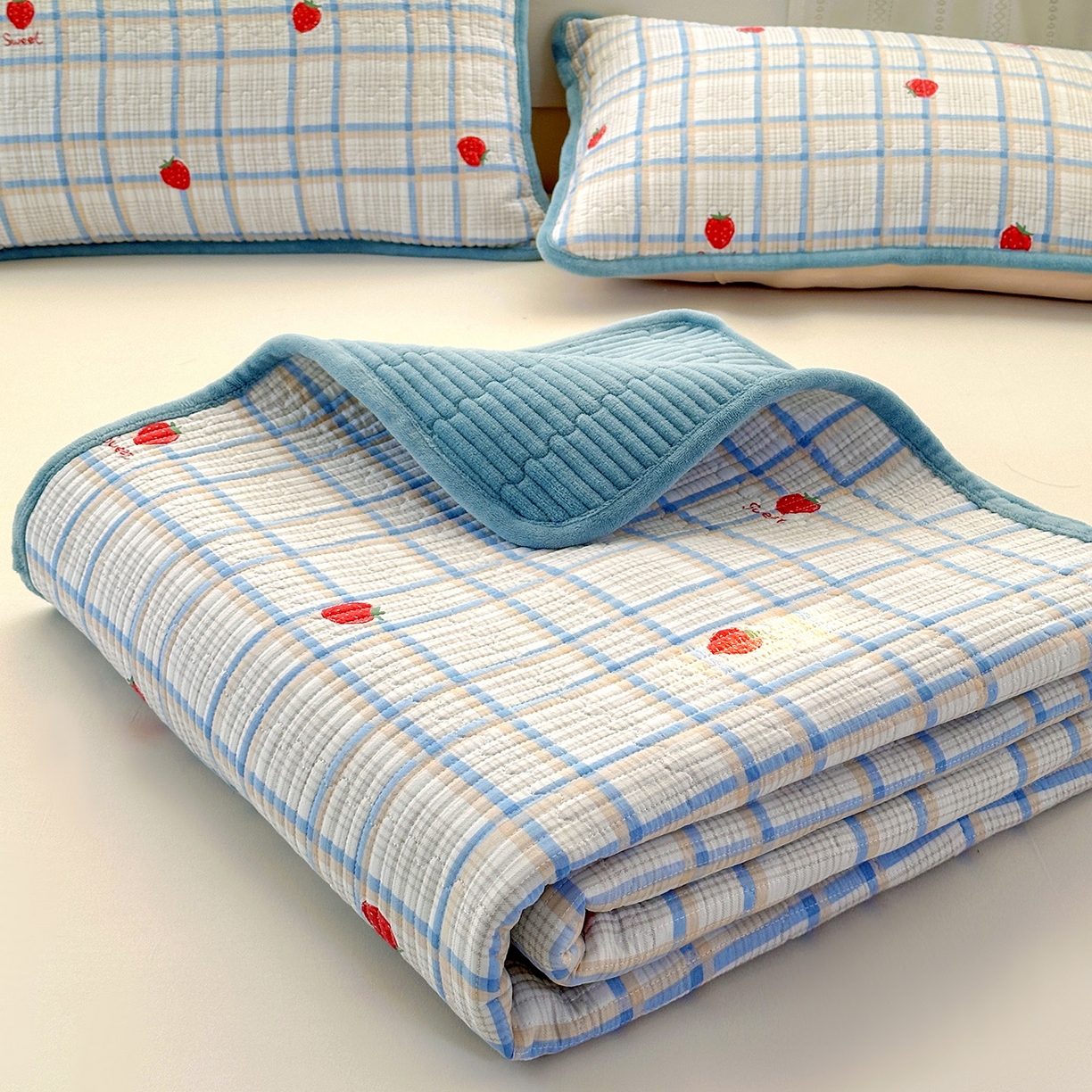 91家纺网 家纺一手货源 找家纺 恒尚居 2026新款A双层纱B牛奶绒床盖双面两用夹棉床单学生床垫床褥子 草莓格【A双层纱-B牛奶绒】