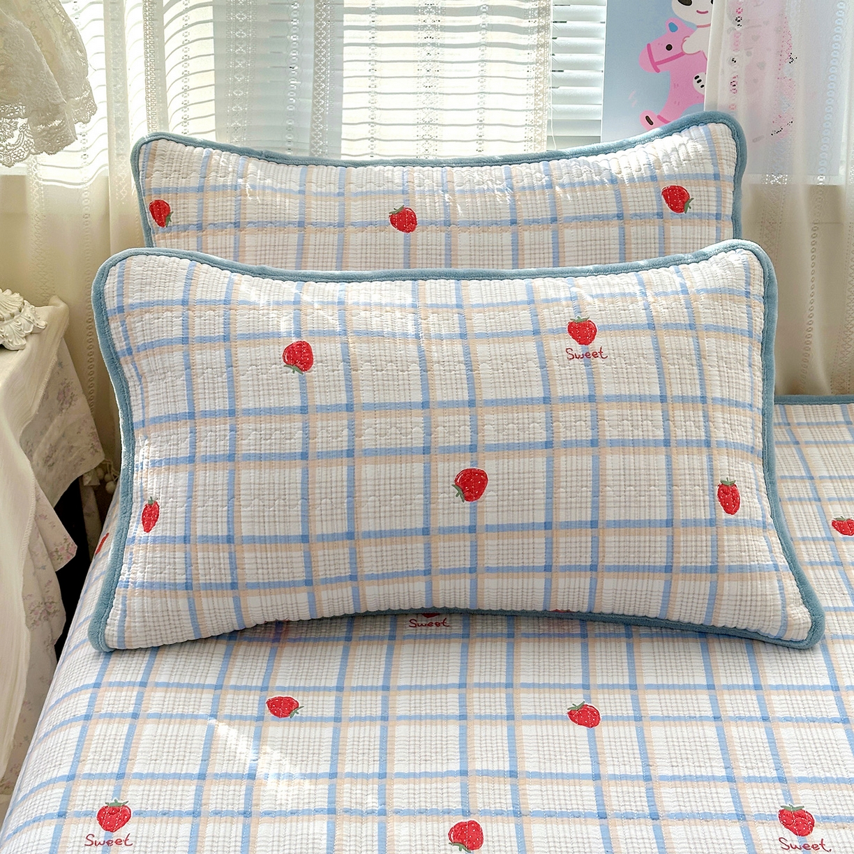 91家纺网 家纺一手货源 找家纺 恒尚居 2026新款A双层纱B牛奶绒床盖双面两用夹棉床单学生床垫床褥子 草莓格【A双层纱-B牛奶绒】