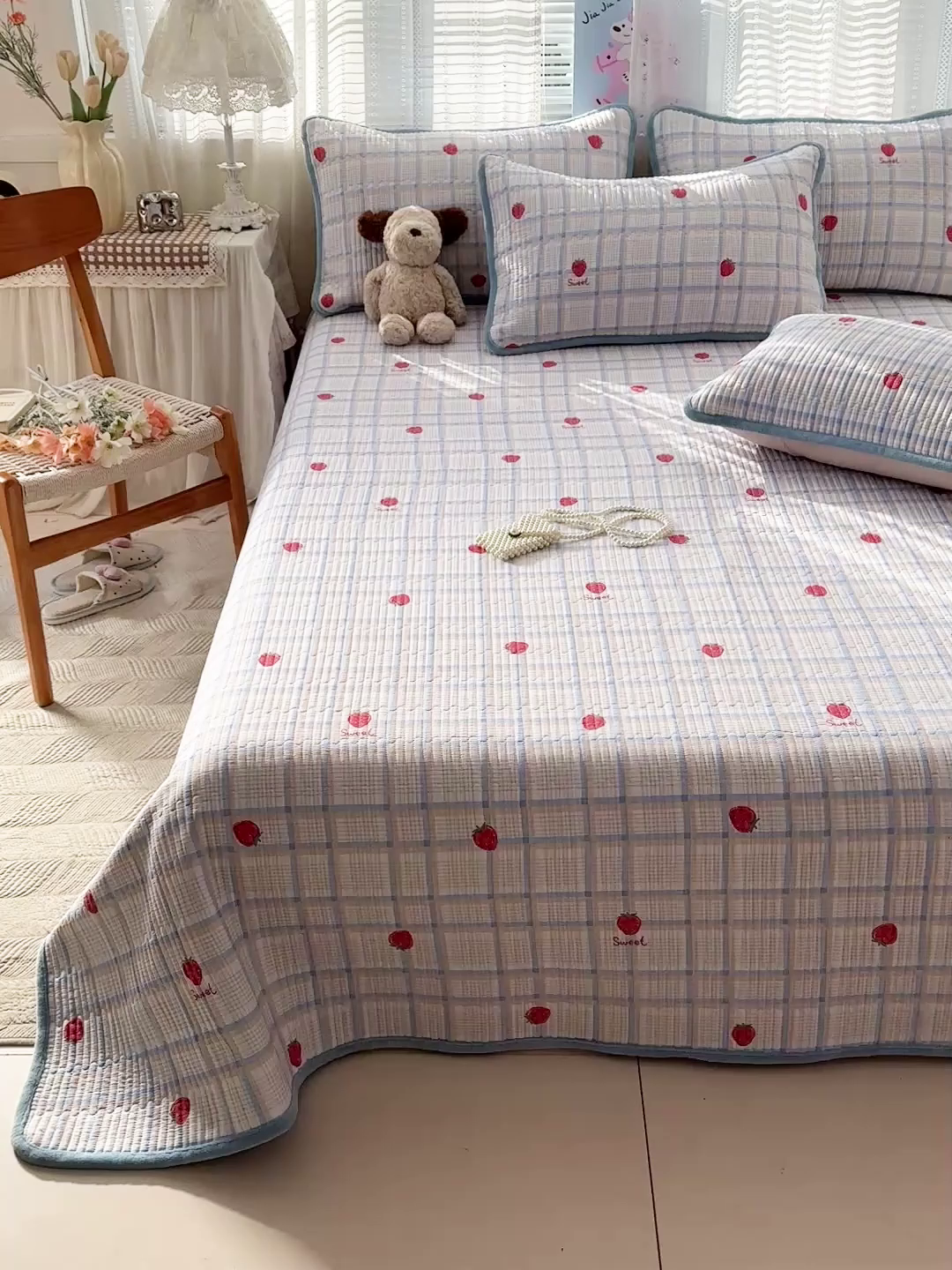 91家纺网 家纺一手货源 找家纺 恒尚居 2026新款A双层纱B牛奶绒床盖双面两用夹棉床单学生床垫床褥子 草莓格【A双层纱-B牛奶绒】