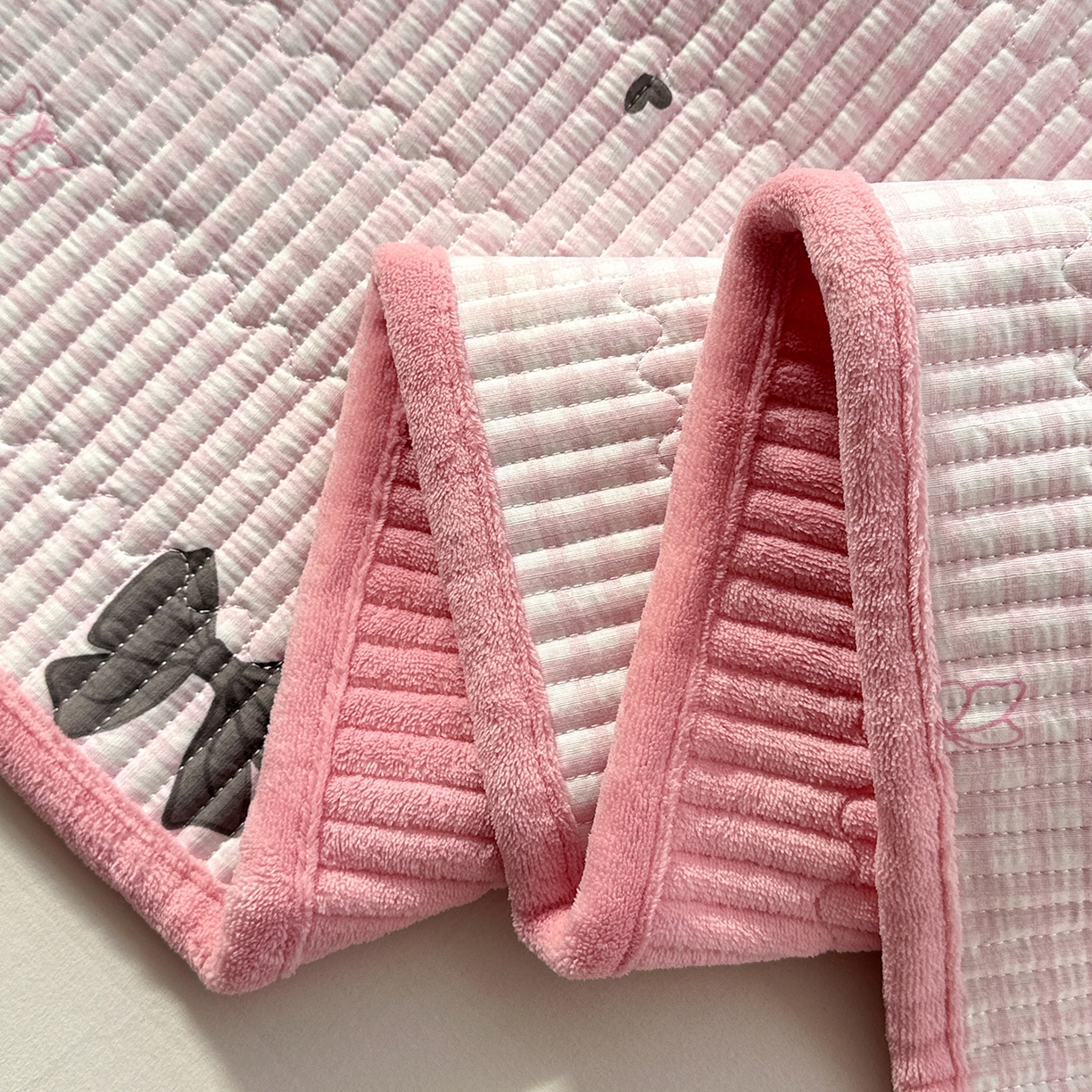 91家纺网 家纺一手货源 找家纺 恒尚居 2026新款A双层纱B牛奶绒床盖双面两用夹棉床单学生床垫床褥子 粉格蝴蝶结【A双层纱-B牛奶绒】