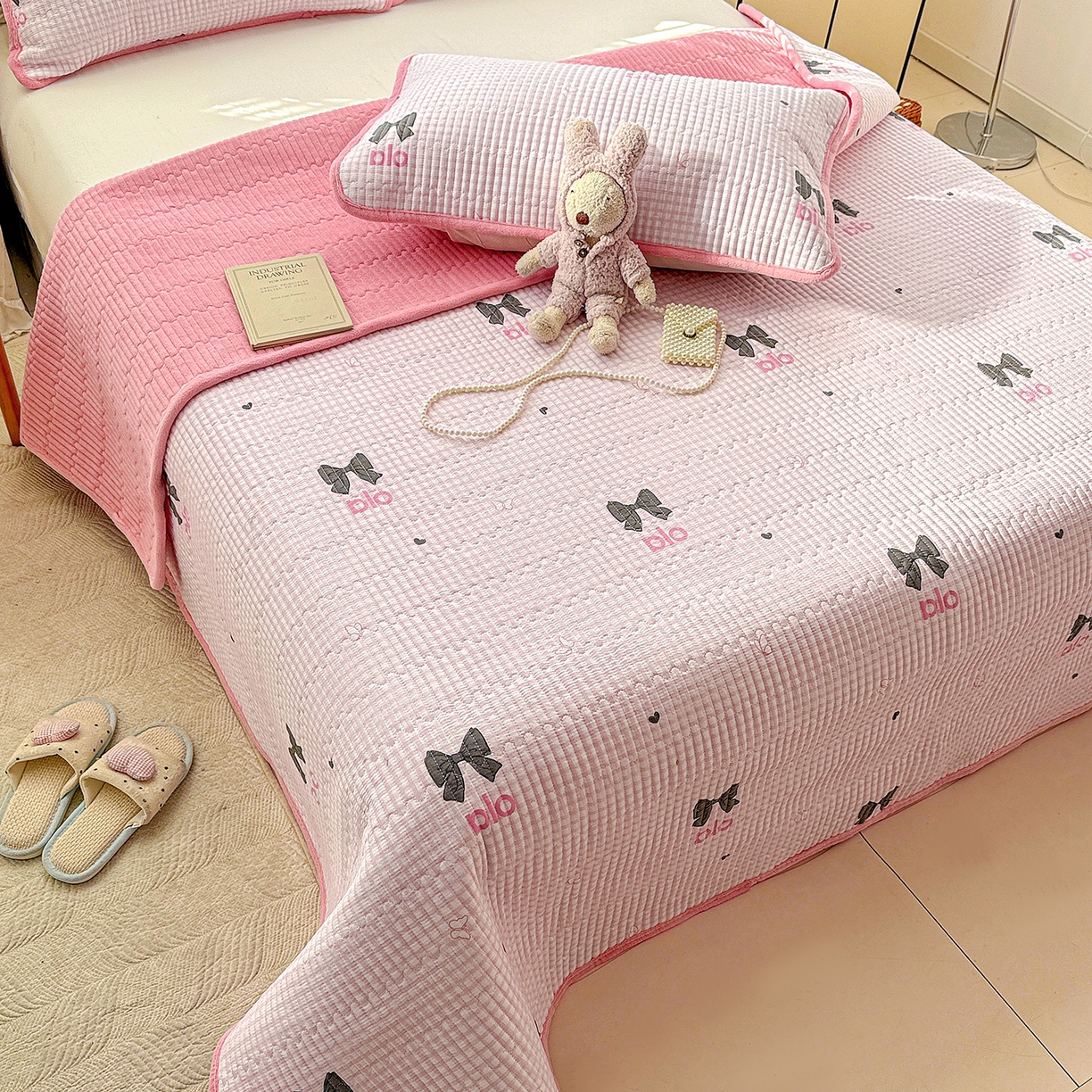 91家纺网 家纺一手货源 找家纺 恒尚居 2026新款A双层纱B牛奶绒床盖双面两用夹棉床单学生床垫床褥子 粉格蝴蝶结【A双层纱-B牛奶绒】