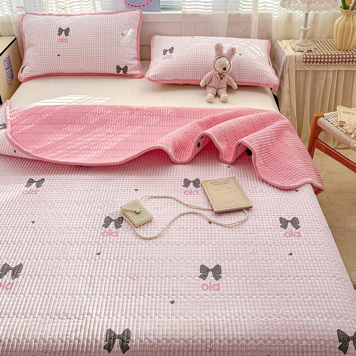 91家纺网 家纺一手货源 找家纺 恒尚居 2026新款A双层纱B牛奶绒床盖双面两用夹棉床单学生床垫床褥子 粉格蝴蝶结【A双层纱-B牛奶绒】