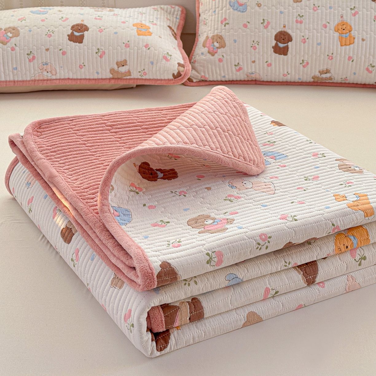 91家纺网 家纺一手货源 找家纺 恒尚居 2026新款A双层纱B牛奶绒床盖双面两用夹棉床单学生床垫床褥子 欢乐狗【A双层纱-B牛奶绒】