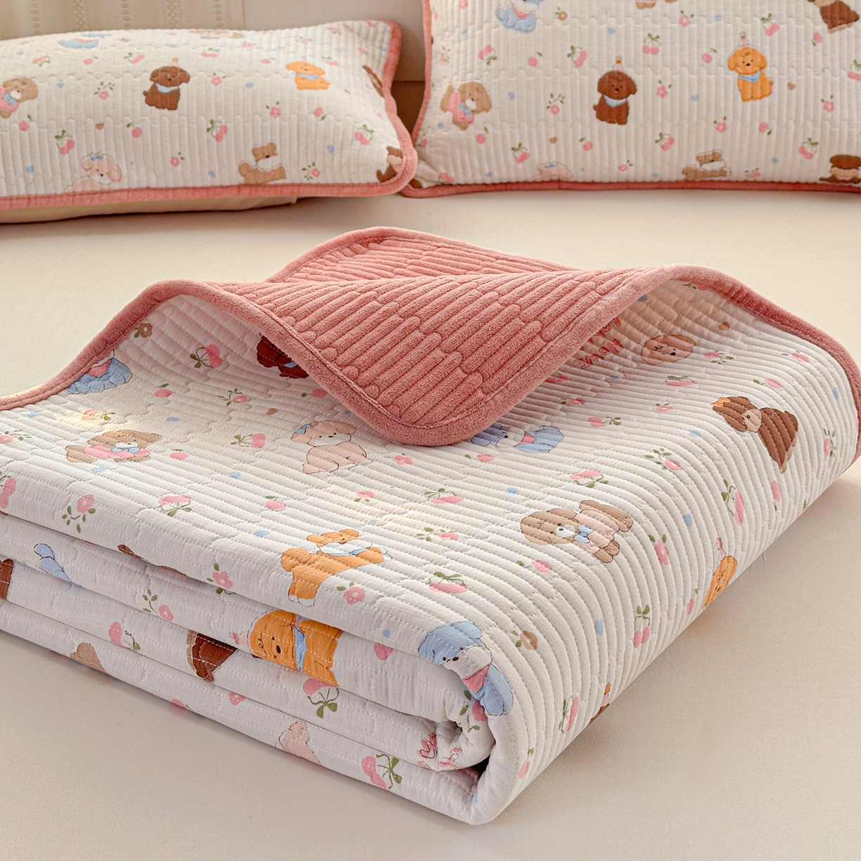 91家纺网 家纺一手货源 找家纺 恒尚居 2026新款A双层纱B牛奶绒床盖双面两用夹棉床单学生床垫床褥子 欢乐狗【A双层纱-B牛奶绒】