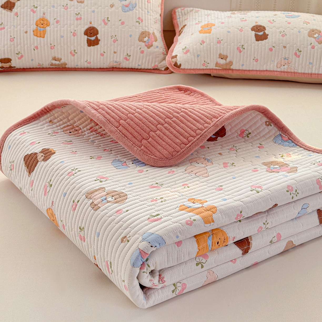 91家纺网 家纺一手货源 找家纺 恒尚居 2026新款A双层纱B牛奶绒床盖双面两用夹棉床单学生床垫床褥子 欢乐狗【A双层纱-B牛奶绒】