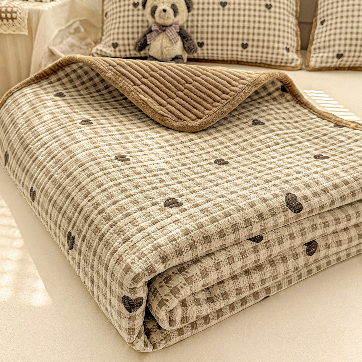 91家纺网 家纺一手货源 找家纺 恒尚居 2026新款A双层纱B牛奶绒床盖双面两用夹棉床单学生床垫床褥子 焦糖爱心【A双层纱-B牛奶绒】