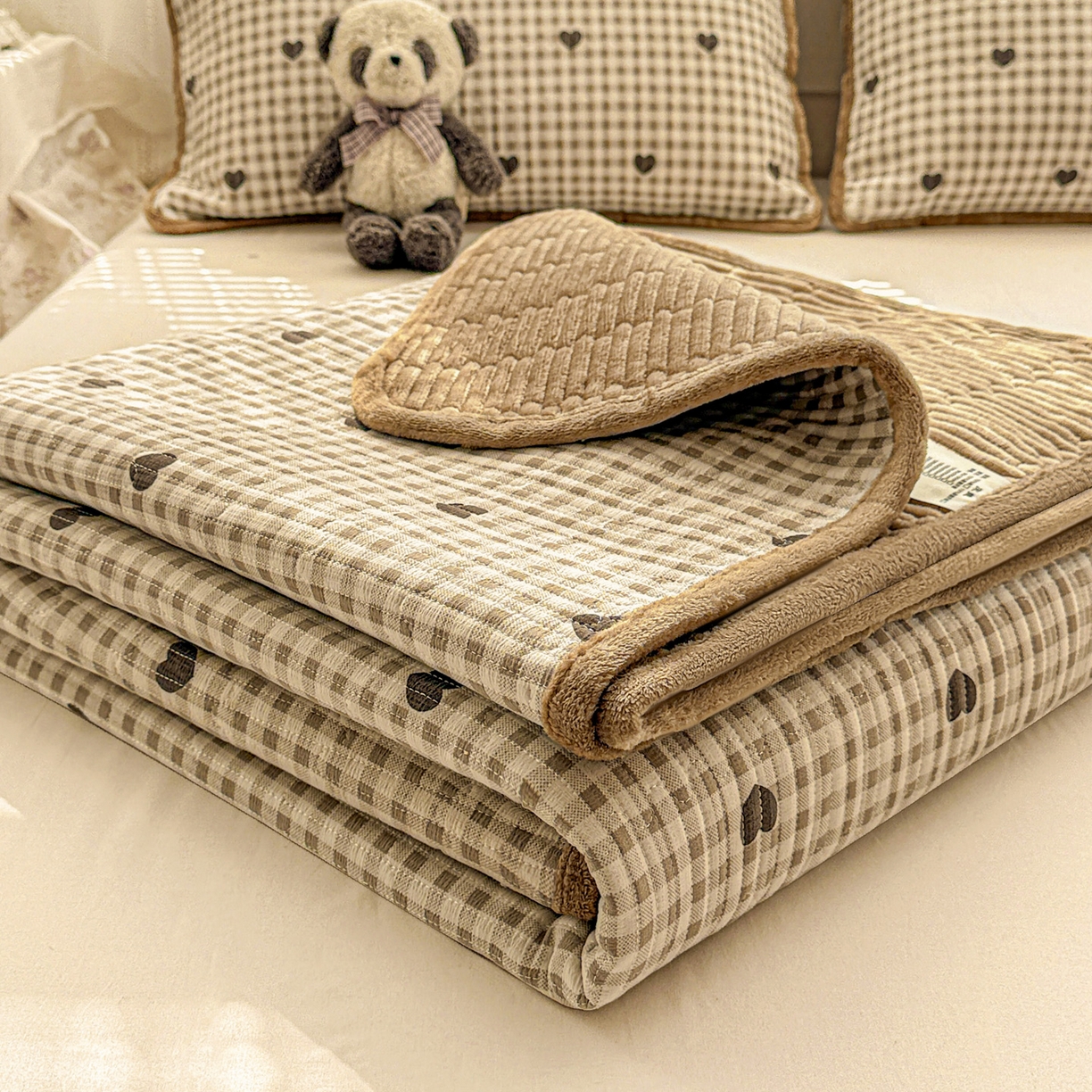 91家纺网 家纺一手货源 找家纺 恒尚居 2026新款A双层纱B牛奶绒床盖双面两用夹棉床单学生床垫床褥子 焦糖爱心【A双层纱-B牛奶绒】