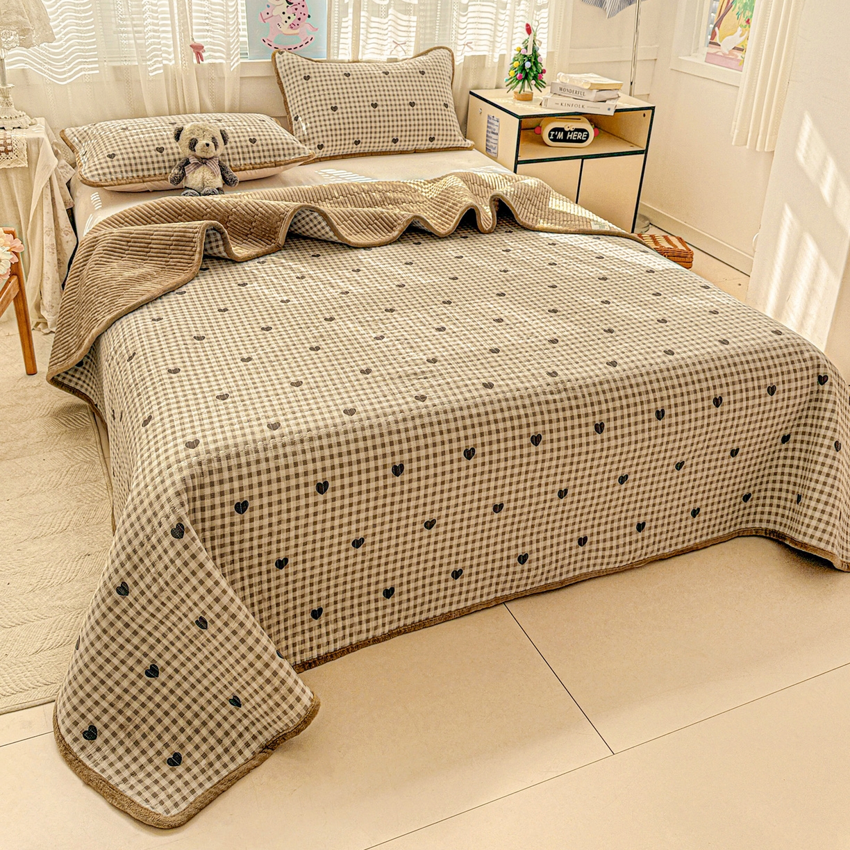 91家纺网 家纺一手货源 找家纺 恒尚居 2026新款A双层纱B牛奶绒床盖双面两用夹棉床单学生床垫床褥子 焦糖爱心【A双层纱-B牛奶绒】