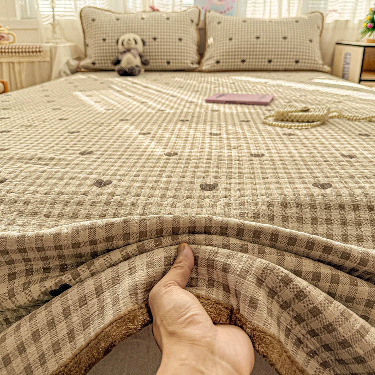 91家纺网 家纺一手货源 找家纺 恒尚居 2026新款A双层纱B牛奶绒床盖双面两用夹棉床单学生床垫床褥子 焦糖爱心【A双层纱-B牛奶绒】