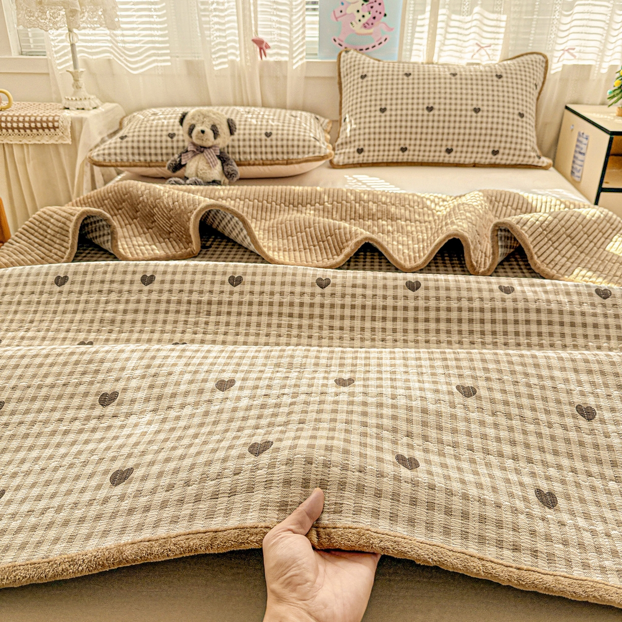 91家纺网 家纺一手货源 找家纺 恒尚居 2026新款A双层纱B牛奶绒床盖双面两用夹棉床单学生床垫床褥子 焦糖爱心【A双层纱-B牛奶绒】