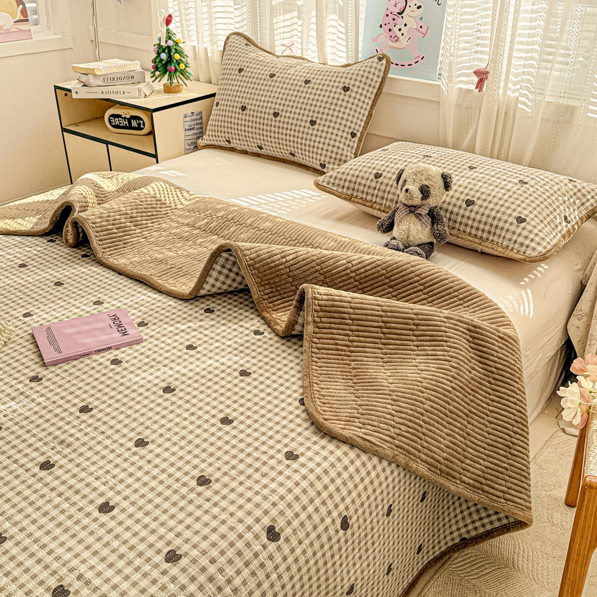 91家纺网 家纺一手货源 找家纺 恒尚居 2026新款A双层纱B牛奶绒床盖双面两用夹棉床单学生床垫床褥子 焦糖爱心【A双层纱-B牛奶绒】