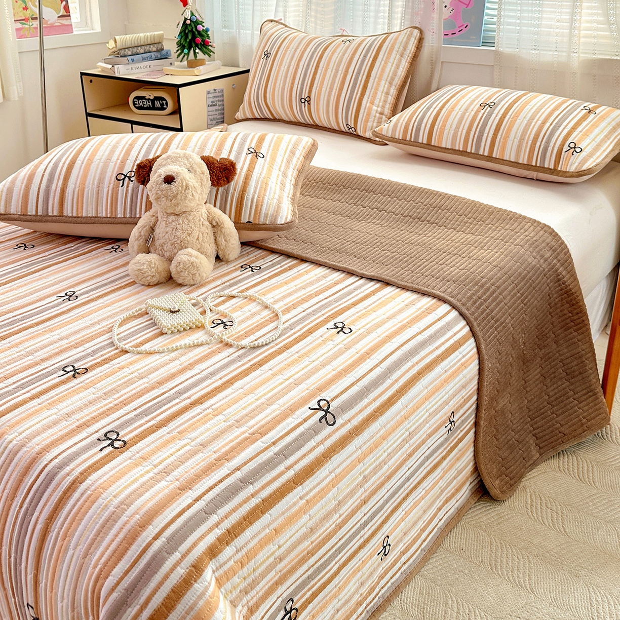 91家纺网 家纺一手货源 找家纺 恒尚居 2026新款A双层纱B牛奶绒床盖双面两用夹棉床单学生床垫床褥子 卡其蝴蝶结【A双层纱-B牛奶绒】