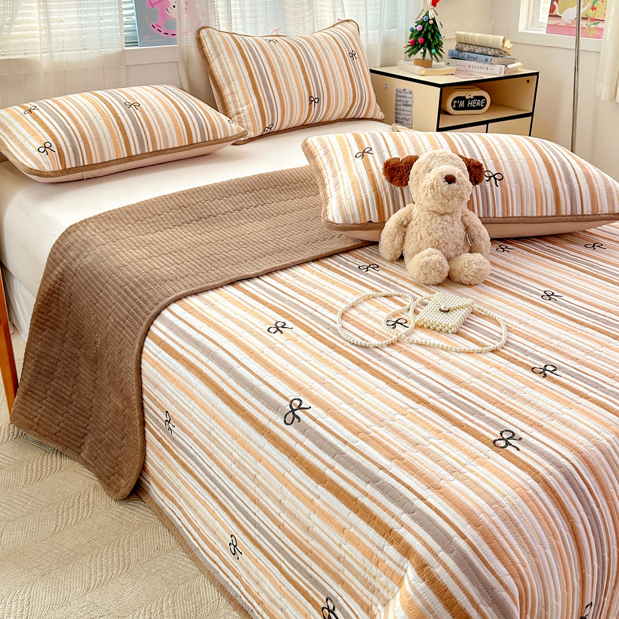 91家纺网 家纺一手货源 找家纺 恒尚居 2026新款A双层纱B牛奶绒床盖双面两用夹棉床单学生床垫床褥子 卡其蝴蝶结【A双层纱-B牛奶绒】