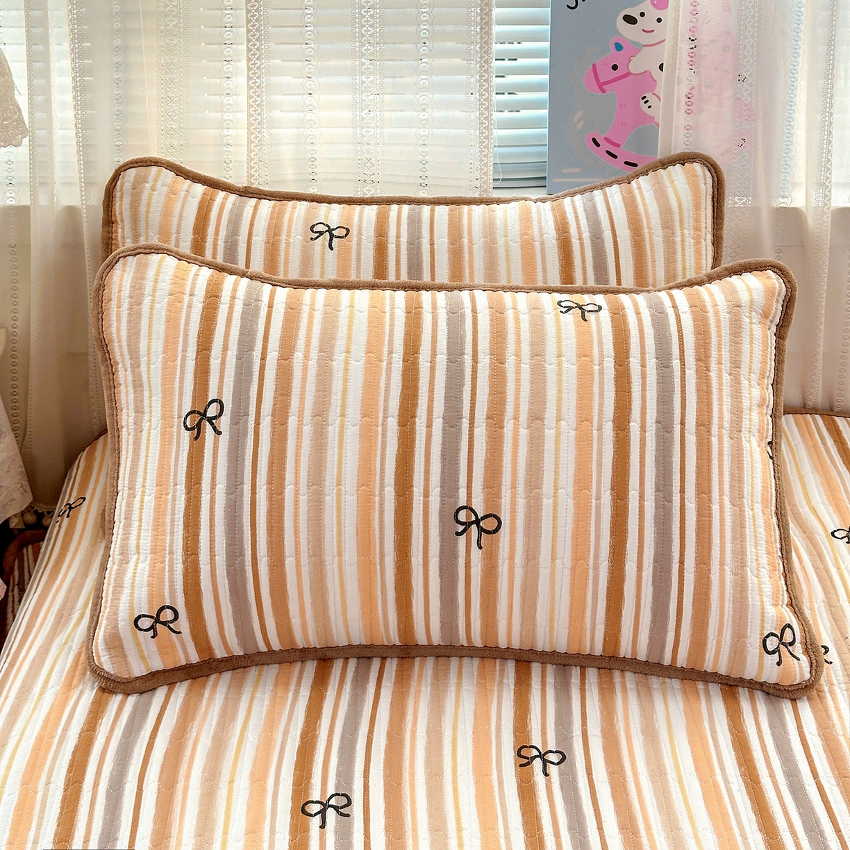 91家纺网 家纺一手货源 找家纺 恒尚居 2026新款A双层纱B牛奶绒床盖双面两用夹棉床单学生床垫床褥子 卡其蝴蝶结【A双层纱-B牛奶绒】