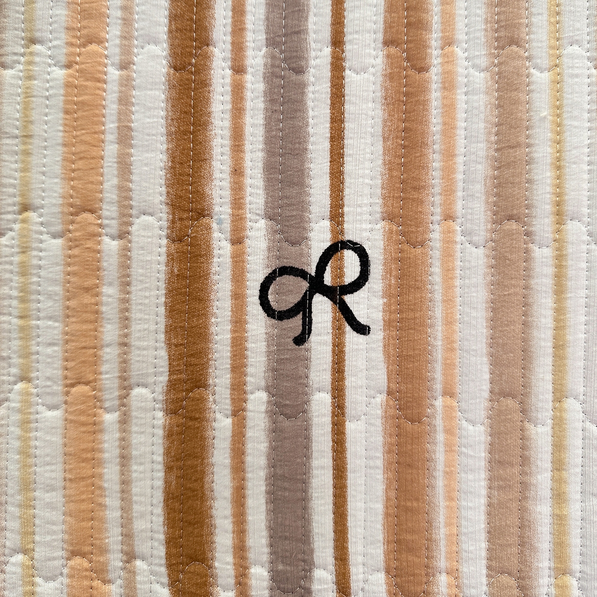 91家纺网 家纺一手货源 找家纺 恒尚居 2026新款A双层纱B牛奶绒床盖双面两用夹棉床单学生床垫床褥子 卡其蝴蝶结【A双层纱-B牛奶绒】