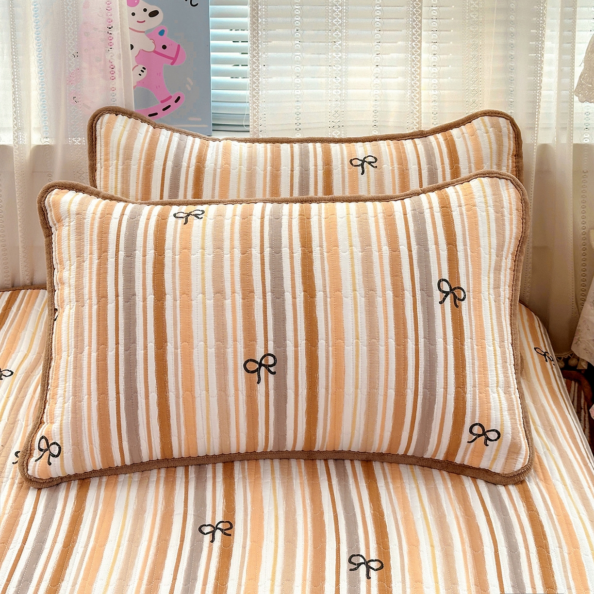 91家纺网 家纺一手货源 找家纺 恒尚居 2026新款A双层纱B牛奶绒床盖双面两用夹棉床单学生床垫床褥子 卡其蝴蝶结【A双层纱-B牛奶绒】