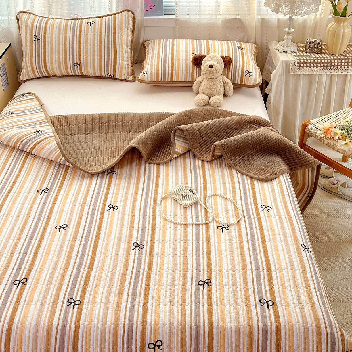 91家纺网 家纺一手货源 找家纺 恒尚居 2026新款A双层纱B牛奶绒床盖双面两用夹棉床单学生床垫床褥子 卡其蝴蝶结【A双层纱-B牛奶绒】