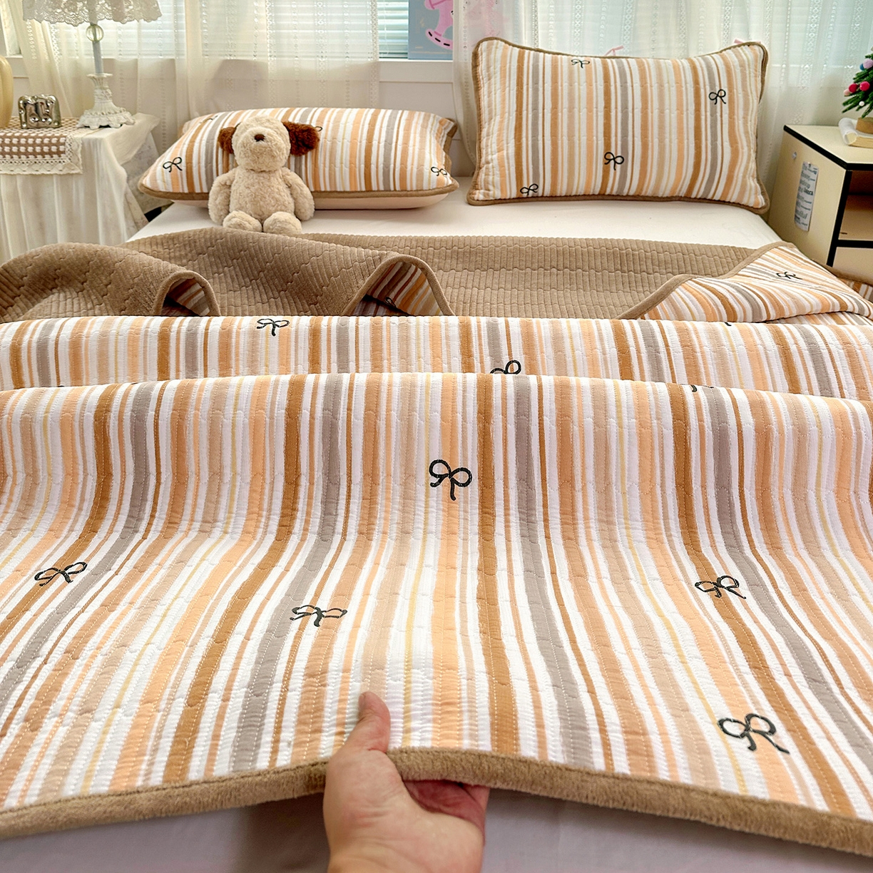 91家纺网 家纺一手货源 找家纺 恒尚居 2026新款A双层纱B牛奶绒床盖双面两用夹棉床单学生床垫床褥子 卡其蝴蝶结【A双层纱-B牛奶绒】