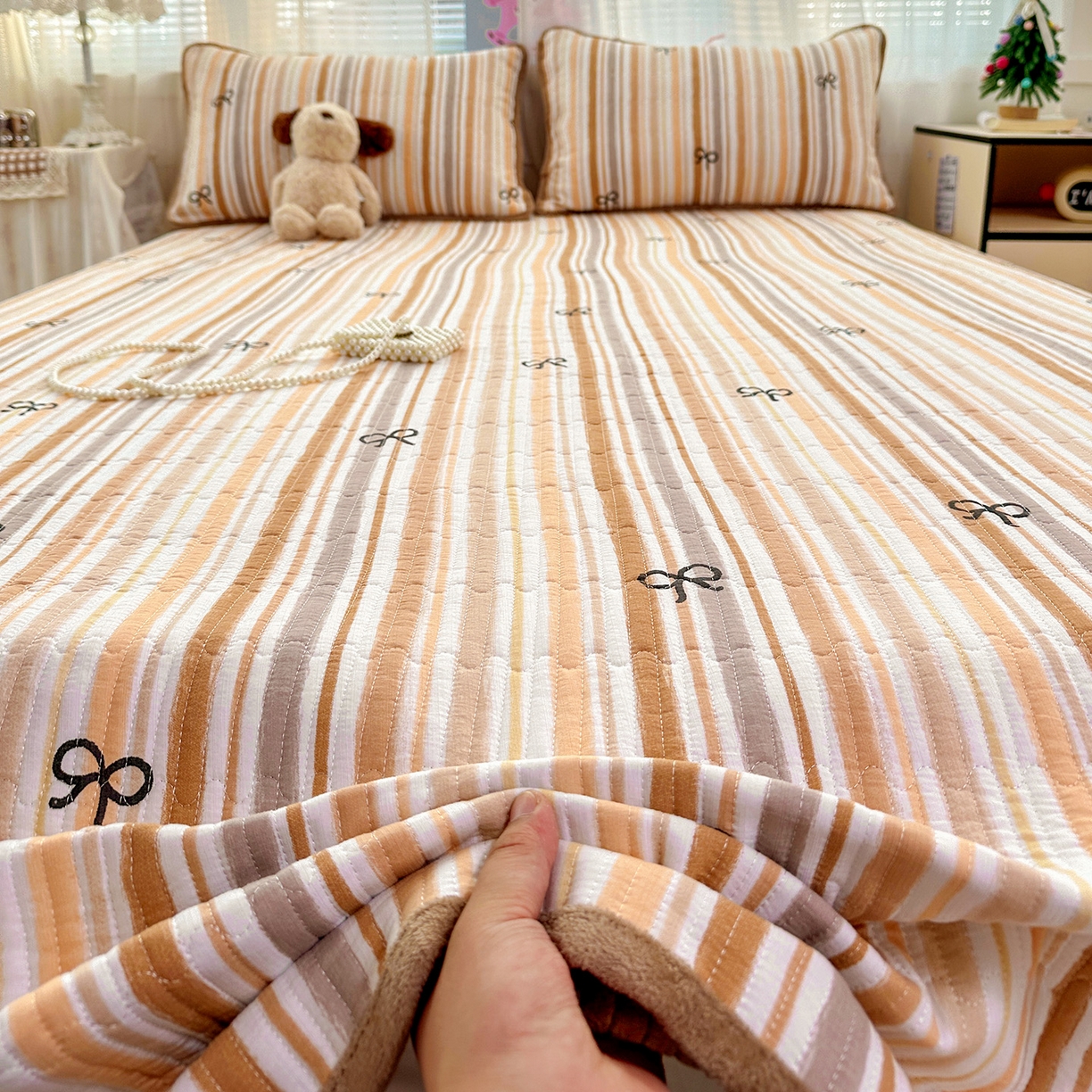 91家纺网 家纺一手货源 找家纺 恒尚居 2026新款A双层纱B牛奶绒床盖双面两用夹棉床单学生床垫床褥子 卡其蝴蝶结【A双层纱-B牛奶绒】