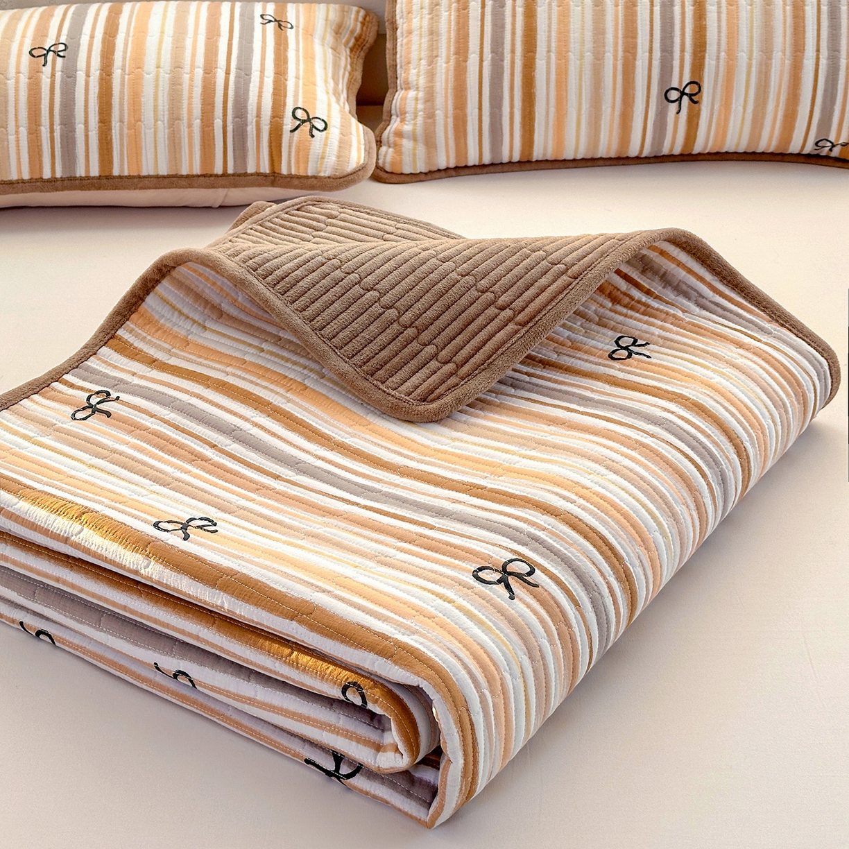 91家纺网 家纺一手货源 找家纺 恒尚居 2026新款A双层纱B牛奶绒床盖双面两用夹棉床单学生床垫床褥子 卡其蝴蝶结【A双层纱-B牛奶绒】