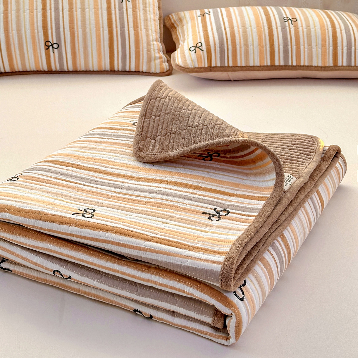 91家纺网 家纺一手货源 找家纺 恒尚居 2026新款A双层纱B牛奶绒床盖双面两用夹棉床单学生床垫床褥子 卡其蝴蝶结【A双层纱-B牛奶绒】