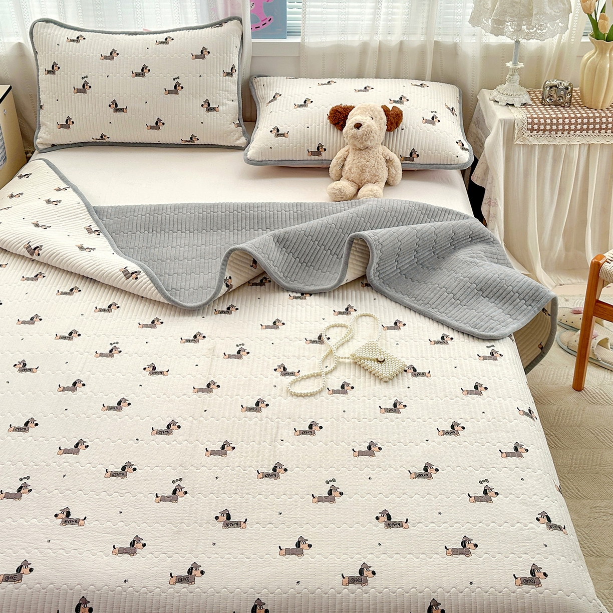 91家纺网 家纺一手货源 找家纺 恒尚居 2026新款A双层纱B牛奶绒床盖双面两用夹棉床单学生床垫床褥子 奇奇狗【A双层纱-B牛奶绒】