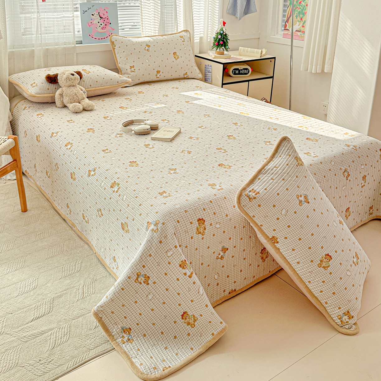 91家纺网 家纺一手货源 找家纺 恒尚居 2026新款A双层纱B牛奶绒床盖双面两用夹棉床单学生床垫床褥子 晚安小熊【A双层纱-B牛奶绒】