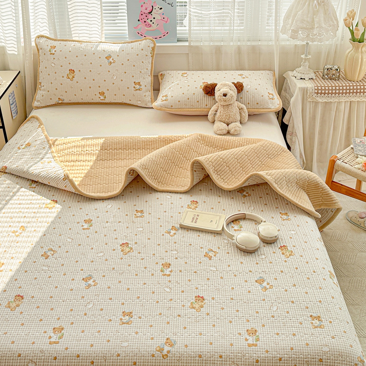 91家纺网 家纺一手货源 找家纺 恒尚居 2026新款A双层纱B牛奶绒床盖双面两用夹棉床单学生床垫床褥子 晚安小熊【A双层纱-B牛奶绒】