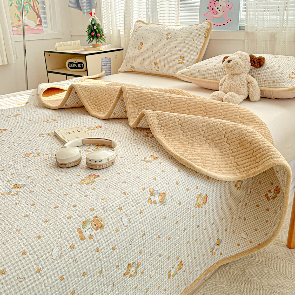 91家纺网 家纺一手货源 找家纺 恒尚居 2026新款A双层纱B牛奶绒床盖双面两用夹棉床单学生床垫床褥子 晚安小熊【A双层纱-B牛奶绒】