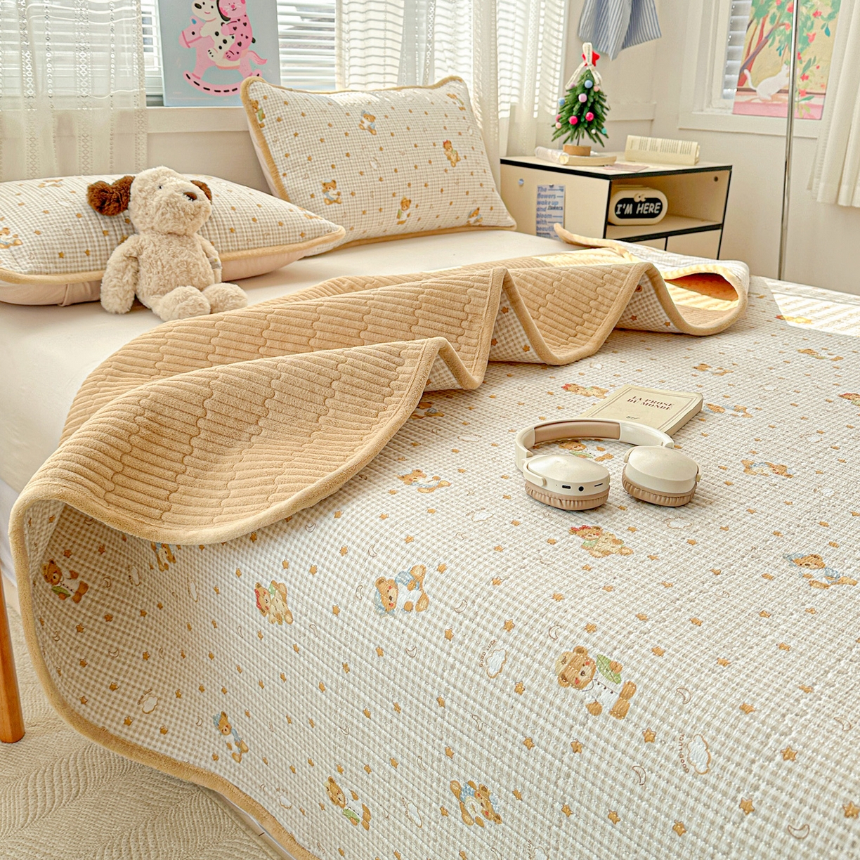 91家纺网 家纺一手货源 找家纺 恒尚居 2026新款A双层纱B牛奶绒床盖双面两用夹棉床单学生床垫床褥子 晚安小熊【A双层纱-B牛奶绒】