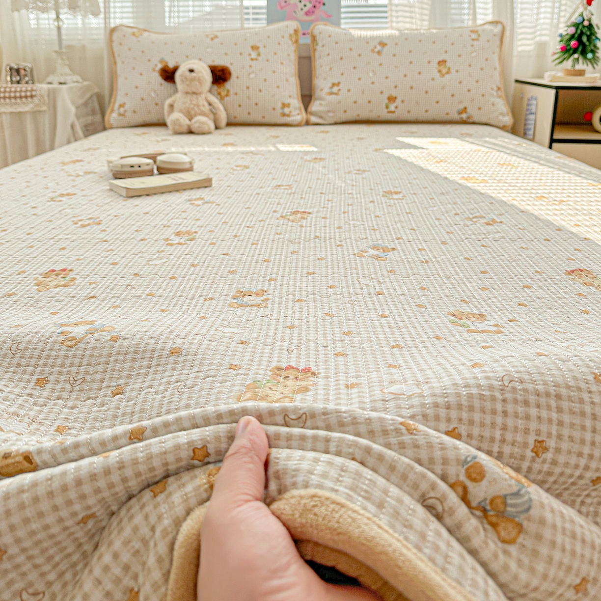 91家纺网 家纺一手货源 找家纺 恒尚居 2026新款A双层纱B牛奶绒床盖双面两用夹棉床单学生床垫床褥子 晚安小熊【A双层纱-B牛奶绒】