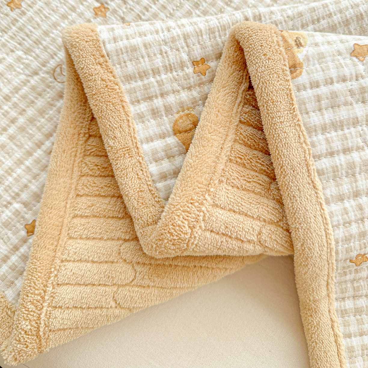 91家纺网 家纺一手货源 找家纺 恒尚居 2026新款A双层纱B牛奶绒床盖双面两用夹棉床单学生床垫床褥子 晚安小熊【A双层纱-B牛奶绒】